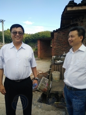 管悻生院长在现场与永泰县乡村振兴研究院副秘书长赖毓华边比划边谈起他的“美丽乡村”文创规划