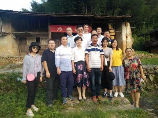 福建工程学院的师生与当地村干部在力钧故居合影
