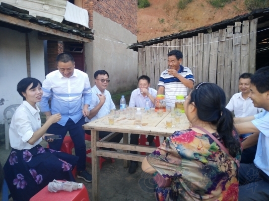 村民们热情地邀请大家喝玫瑰花茶
