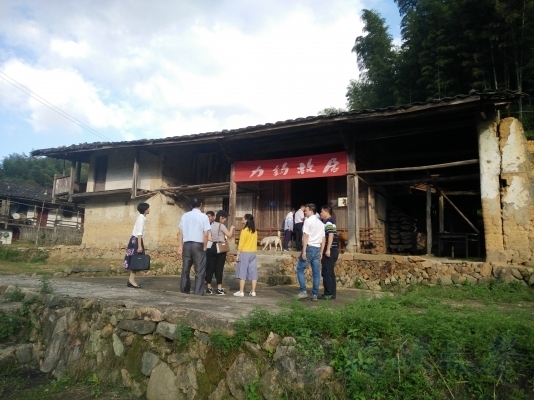 一行人来到力钧故居参观