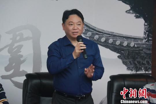 张修斌认为本次比赛不仅促进了围棋这项传统文化的不断发展，同时为两岸的学生提供了相互交流学习的机会，丰富了课余生活。　陈丽霞 摄