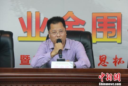 陈金建希望参赛的大学生们在比赛中能做到冷静应对，仔细思考，切磋棋艺的同时，也能结交新的朋友。　陈丽霞 摄