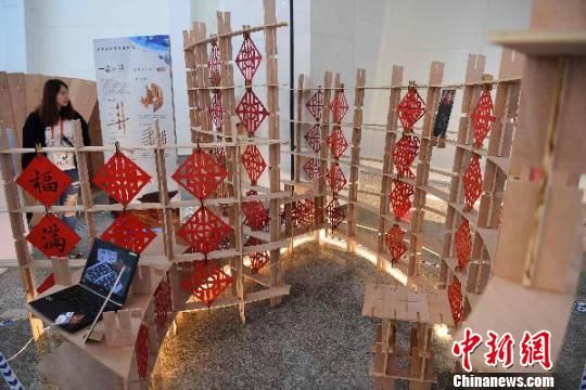 8月12日，第六届海峡青年节的集中活动之一的海峡两岸大学生实体建构大赛在福州举行，共吸引了15所高校140名青年学子参赛。台湾科技大学作品《一念晃晃》张斌摄。
