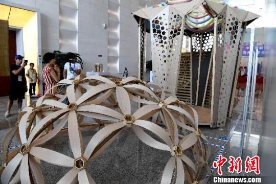 沈阳建筑大学的作品《花间穹》获银奖。张斌摄。